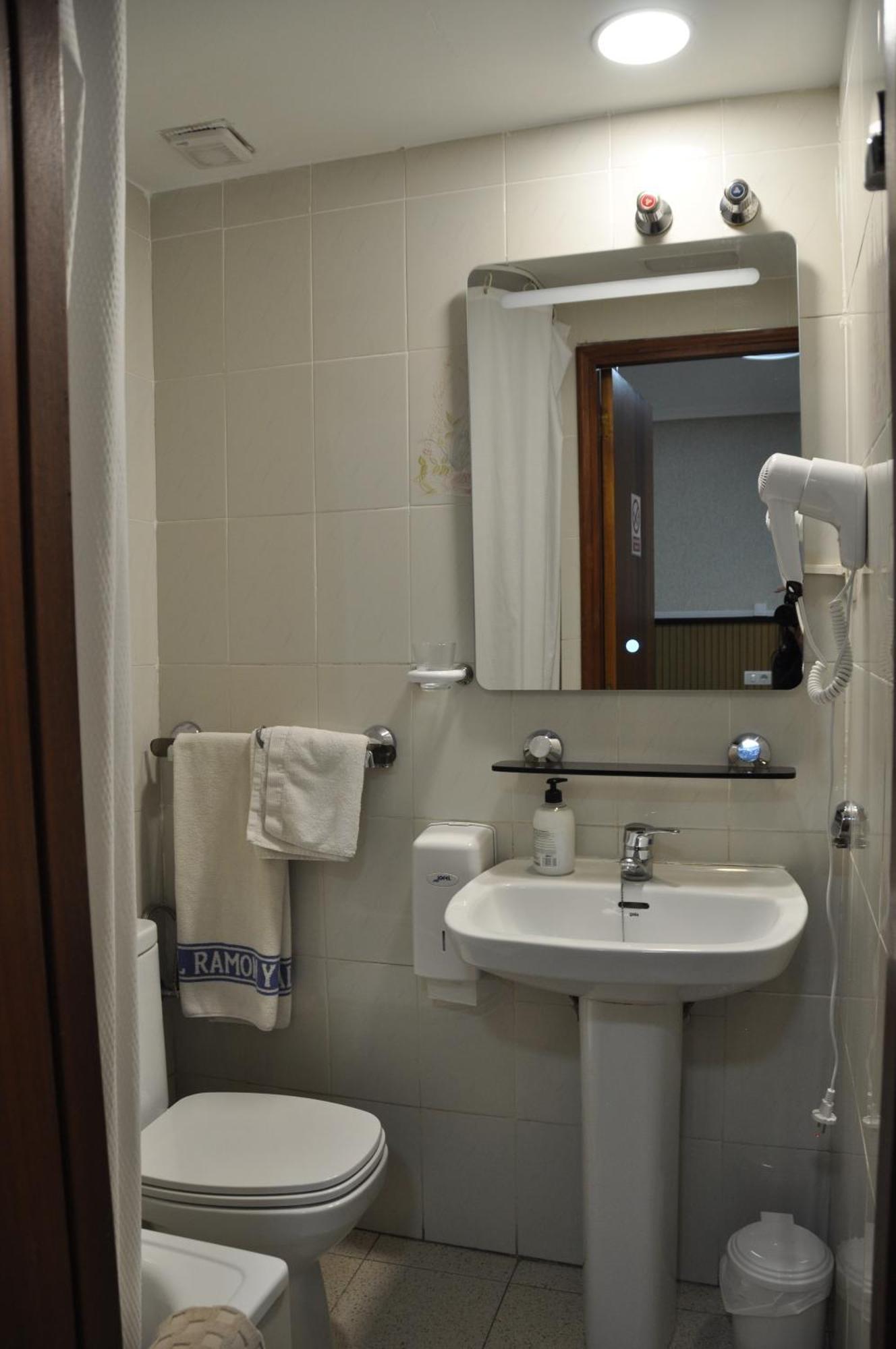Hostal Ramon Y Cajal บายาโดลิด ภายนอก รูปภาพ